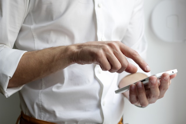Man holding a cell phone
